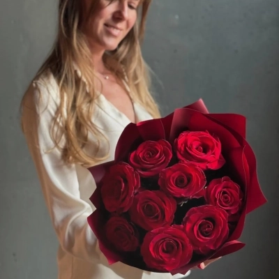 Букет бордовых классических роз сорта Ред Наоми