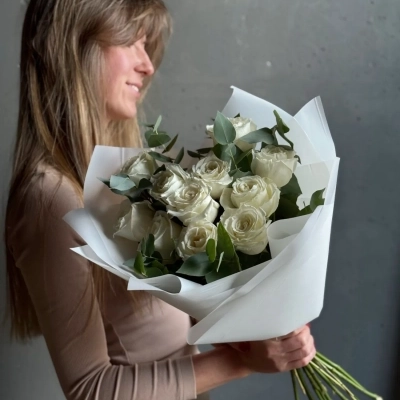 Монобукет белоснежных роз сорта Плайя Бланка