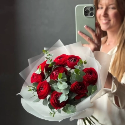 Яркий букет из ранукулюсов сорта Сангрия