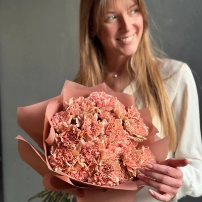 Букет из сортовых гвоздик карамельного оттенка