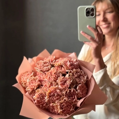 Букет из сортовых гвоздик карамельного оттенка