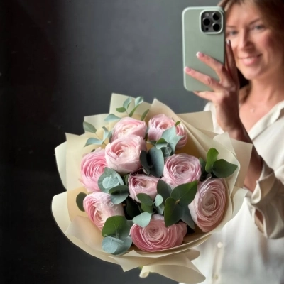 Букет розовых ранункулюсов с эвкалиптом