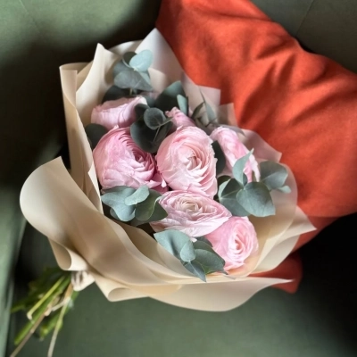 Букет розовых ранункулюсов с эвкалиптом