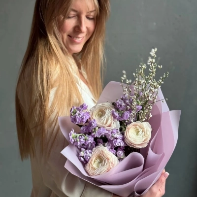 Лавандовая маттиола и ранункулюсы с генистой