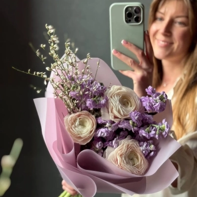 Лавандовая маттиола и ранункулюсы с генистой