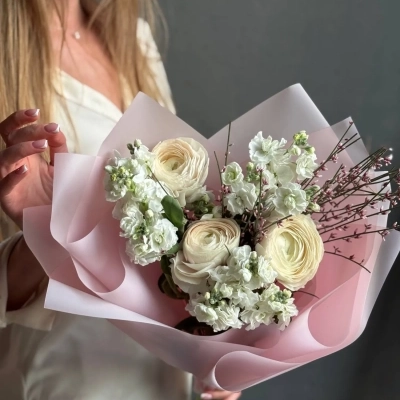 Белая маттиола и ранункулюсы с генистой