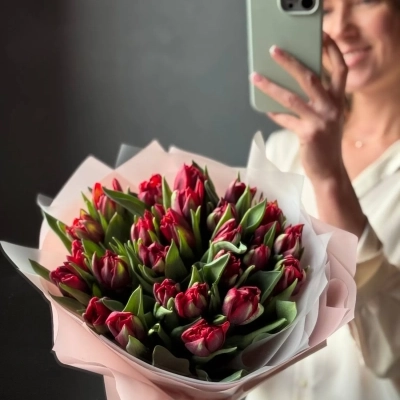 Букет пионовидных красных тюльпанов сорта Рэд Принцесс