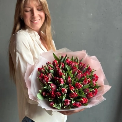 Букет красных пионовидных тюльпанов