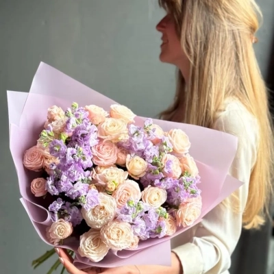 Кремовые пионовидные розы и сиреневая маттиола