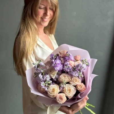 Кремовые пионовидные розы с маттиолой Кремовые пионовидные розы с маттиолой