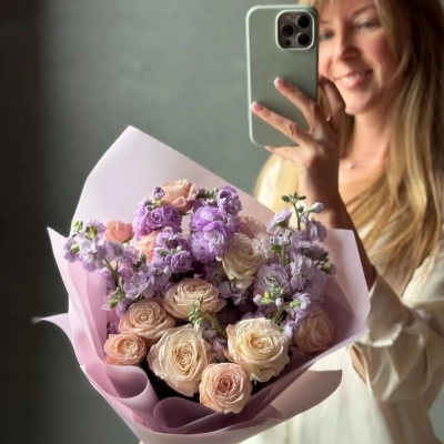 Кремовые пионовидные розы с маттиолой