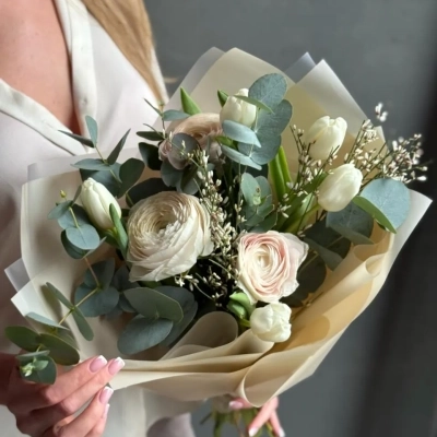 Белые тюльпаны с кремовыми ранункулюсами