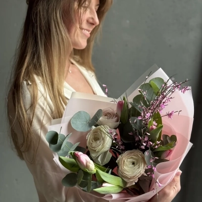 Розовые тюльпаны с кремовыми ранункулюсами