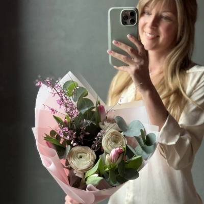 Розовые тюльпаны с кремовыми ранункулюсами