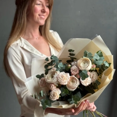 Кремовые розы и ранункулюсы с эвкалиптом Кремовые розы и ранункулюсы с эвкалиптом