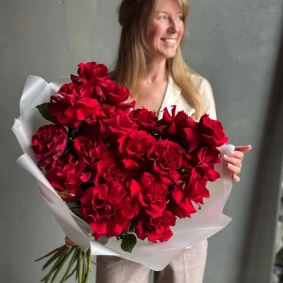 Букет из французских роз "Lady in red"
