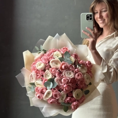 Большой букет из ранункулюсов и пионовидных роз