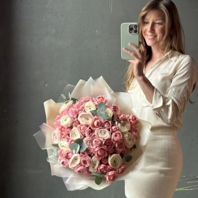 Большой букет из ранункулюсов и пионовидных роз