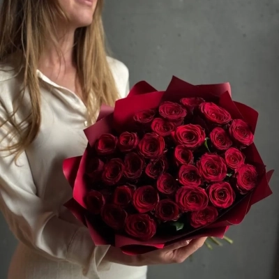 Большой букет бордовых ароматных роз Red Naomi