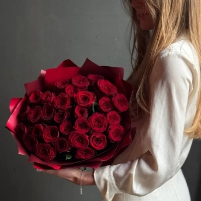 Большой букет бордовых ароматных роз Red Naomi