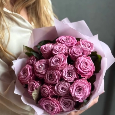 Букет из сиреневых роз сорта Maritim