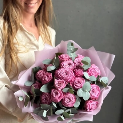 Букет из сиреневых роз сорта Maritim
