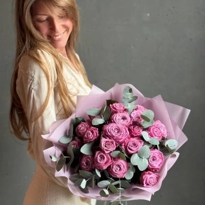 Букет из сиреневых роз сорта Maritim