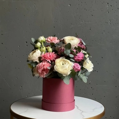 Авторская композиция в шляпной коробке "Винный вальс" Авторская композиция в шляпной коробке "Винный вальс"