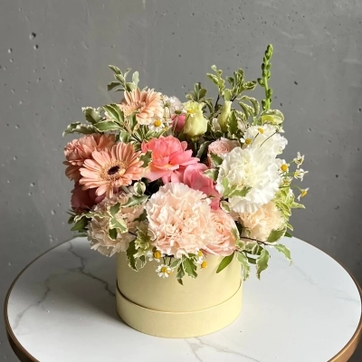 Авторская композиция в шляпной коробке "Абрикосовый крамбл" Авторская композиция в шляпной коробке "Абрикосовый крамбл"