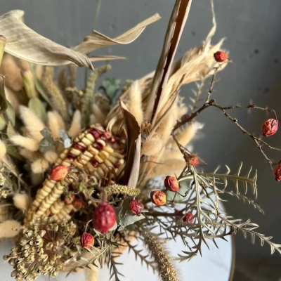 Композиция из сухоцветов в плетённой корзине "Кукурузное поле"