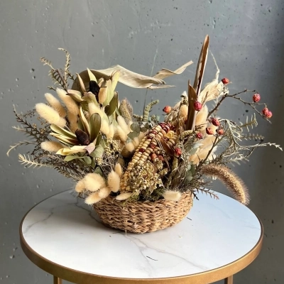 Яркая сухоцветная композиция в корзинке с гортензией