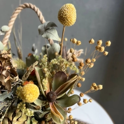 Композиция в деревянном ящике в яркой гамме