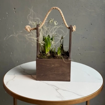 Весенняя композиция в деревянном ящичке с первоцветами