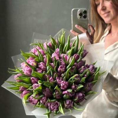 Букет сиреневых пионовидных тюльпанов Дабл Прайс