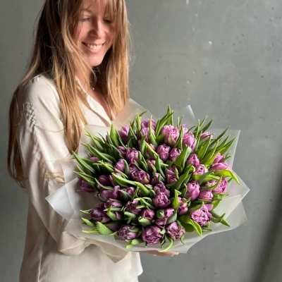 Букет сиреневых пионовидных тюльпанов Дабл Прайс