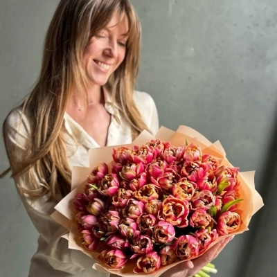 Букет пионовидных ярко-розовых тюльпанов