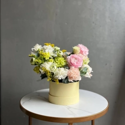 Авторская композиция в шляпной коробке "Лимонный щербет"