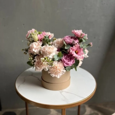 Авторская композиция в шляпной коробке "Пастельное кружево"