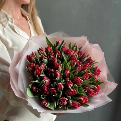 Букет красных пионовидных тюльпанов  Рэд Принцесс