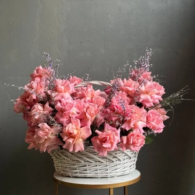 Букет из ажурных роз сорта Эрмоса в корзине