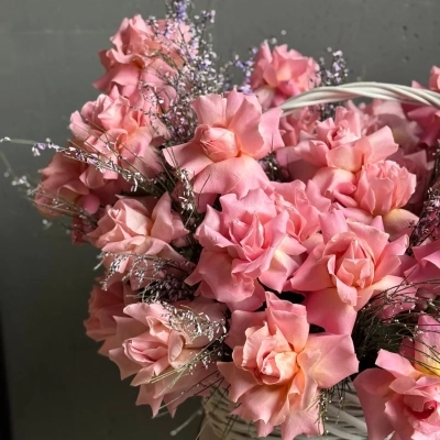 Букет из ажурных роз сорта Эрмоса в корзине Букет из ажурных роз сорта Эрмоса в корзине