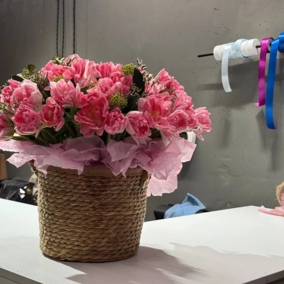 Корзина пионовидных тюльпанов сорта Фокстрот