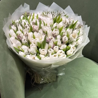 Букет из 101 тюльпана с цветущими веточками
