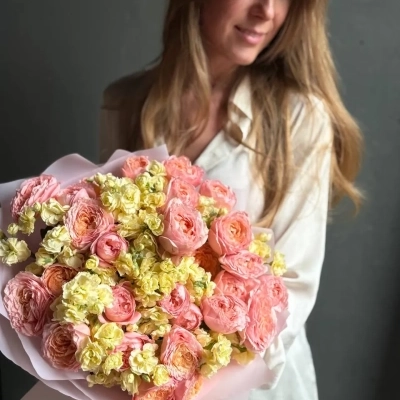 Букет пионовидных роз Джульетта с маттиолой