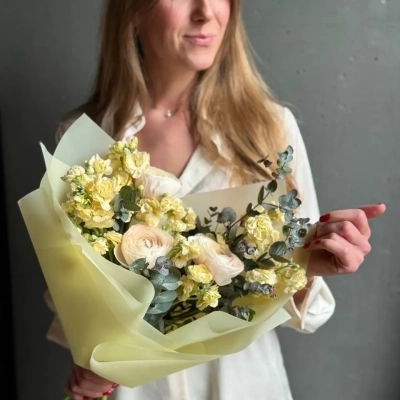 Лимонная маттиола и ранункулюсы с генистой