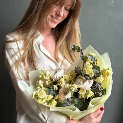 Лимонная маттиола и ранункулюсы с генистой