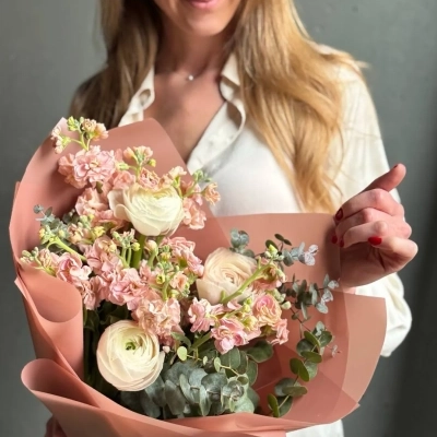 Лавандовая маттиола и ранункулюсы с генистой