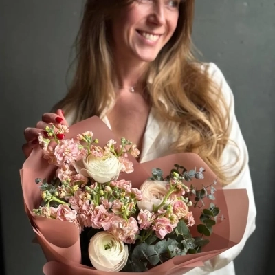 Лавандовая маттиола и ранункулюсы с генистой