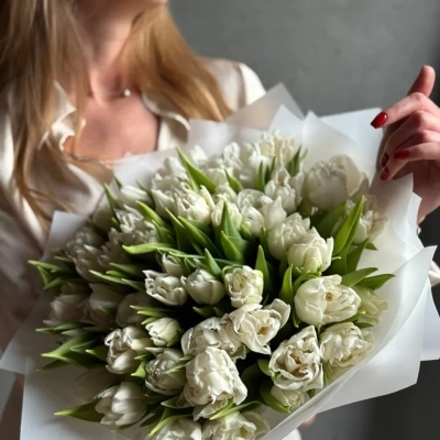 Букет белых пионовидных тюльпанов сорта Мондиаль