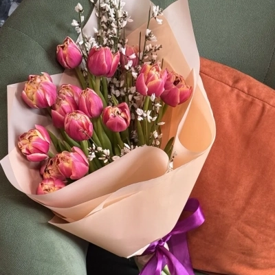 Коралловые пионовые тюльпаны с генистой